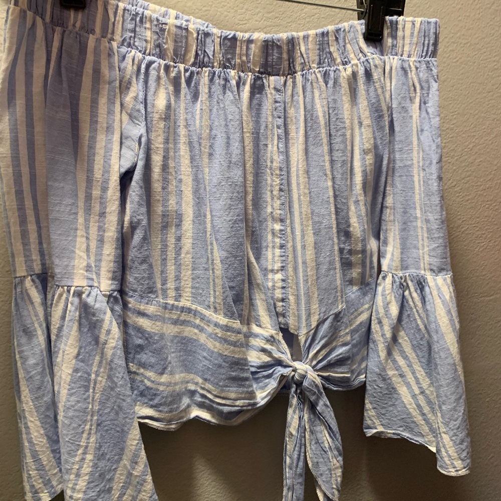Off shoulder, tie cropped top
